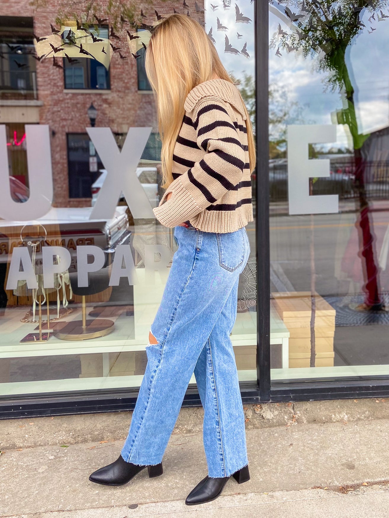 High rise vintage, mid blue denim Made with 49% recycled cotton Rigid denim is a non-stretch fabric