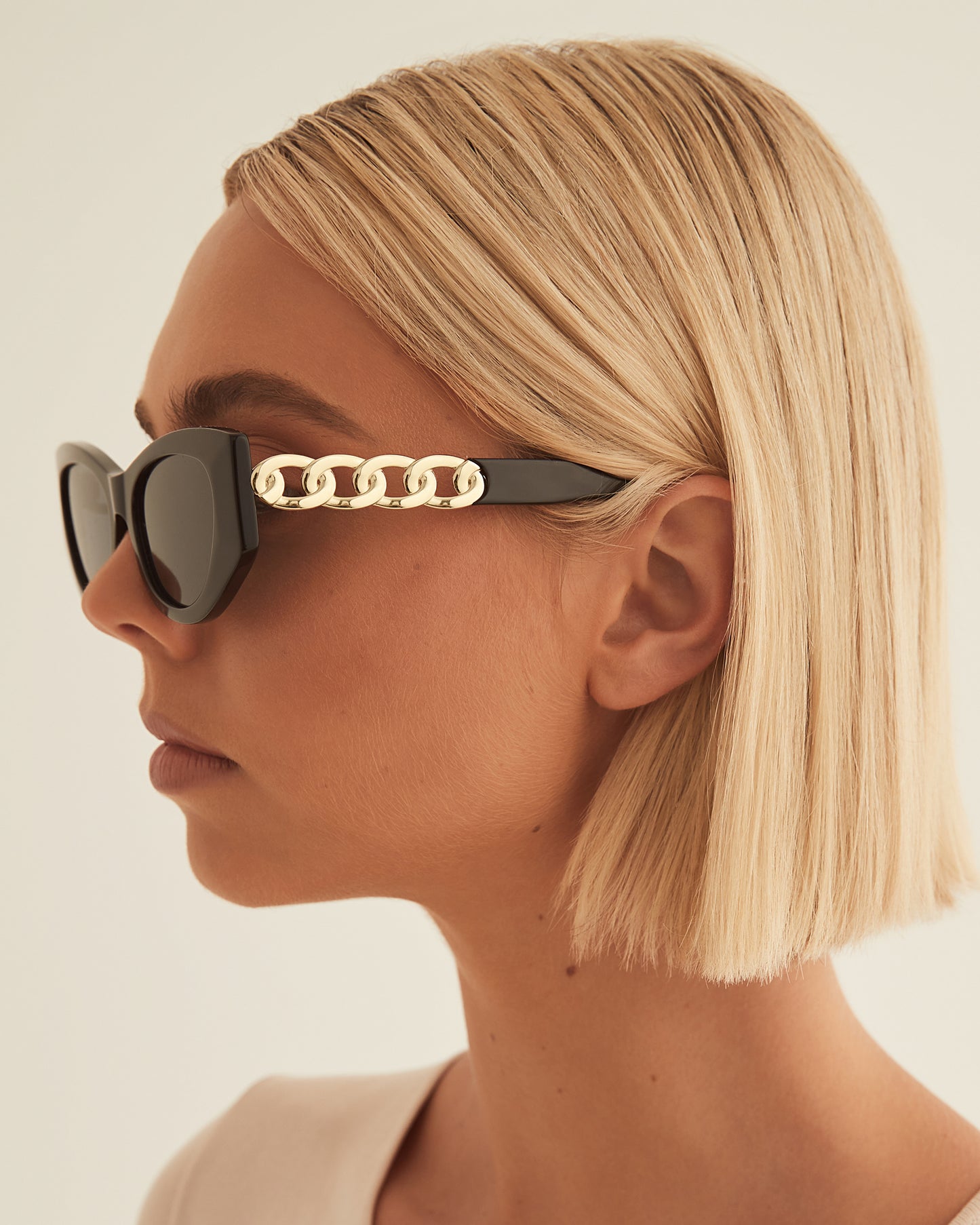 Black classic acetate cat eye sunglasses . Exude retro glamour with these fashionable cat eye sunglasses, finished with a statement chain and link feature on the arms.