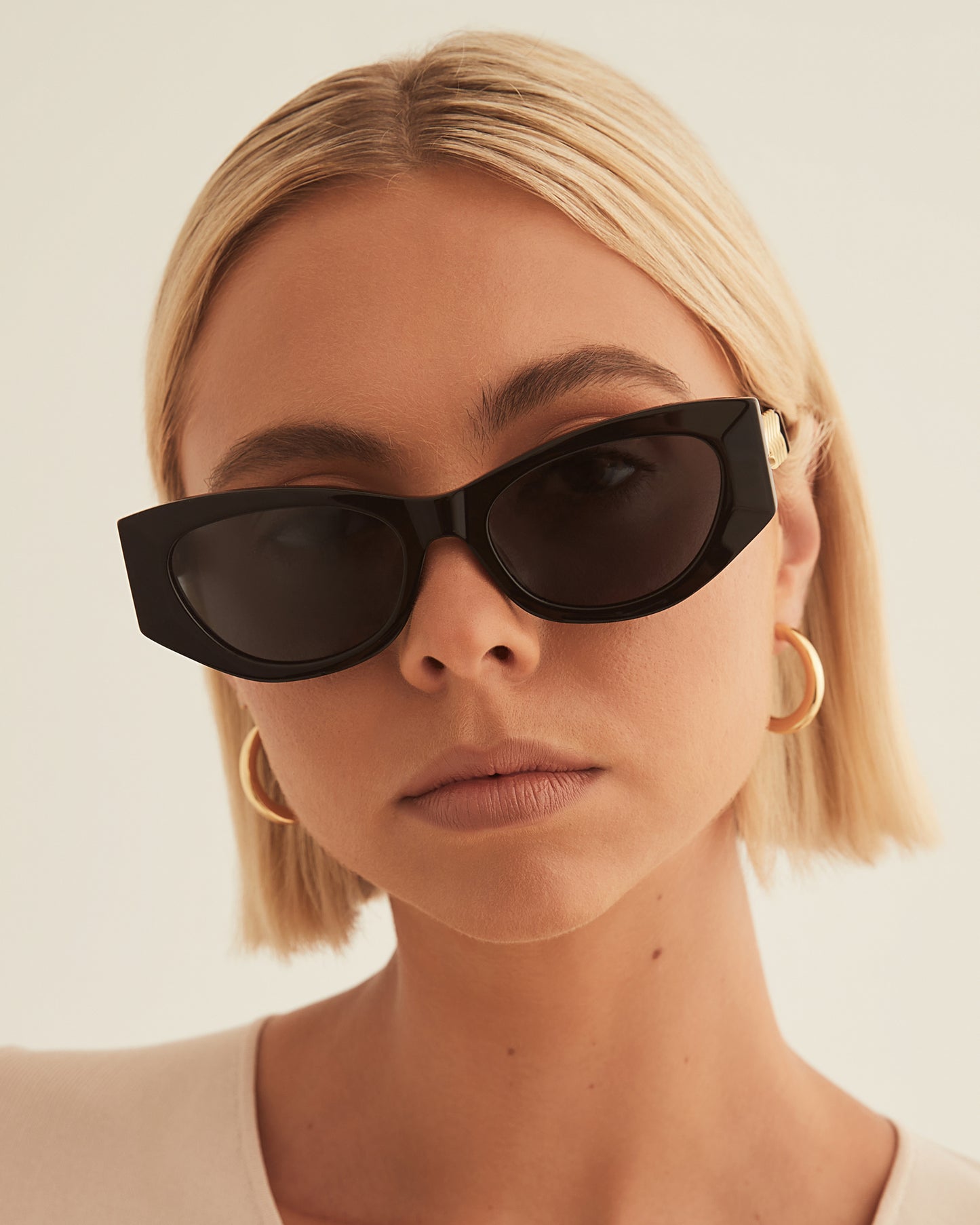 Black classic acetate cat eye sunglasses .  Exude retro glamour with these fashionable cat eye sunglasses, finished with a statement chain and link feature on the arms.