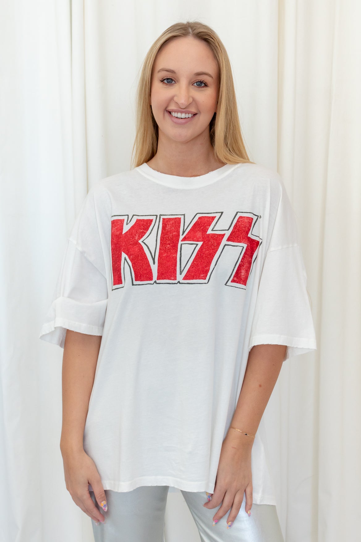 Oversized white tee with KISS in red glitter on front